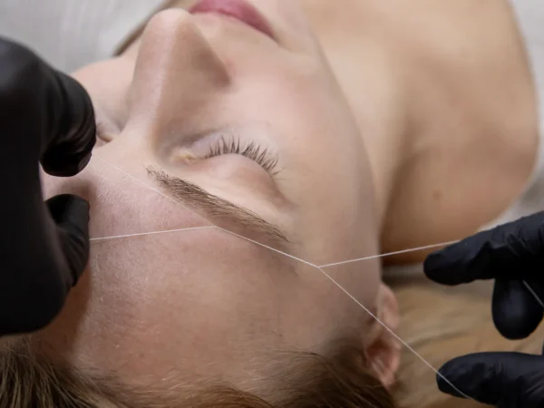 Dokonalé obočie a zvodné riasy pomocou lash lifting či laminácie