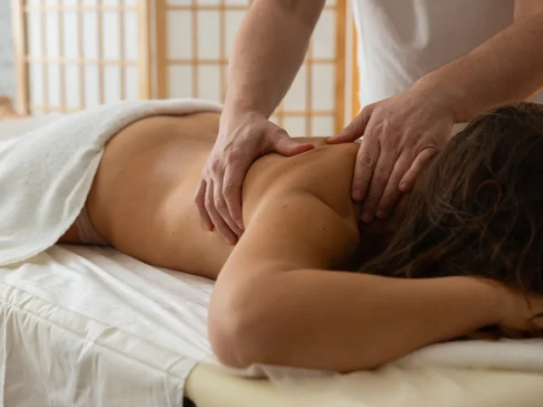 Terapeutická, myofasciálna či masáž chrbta od skúseného fyzioterapeuta