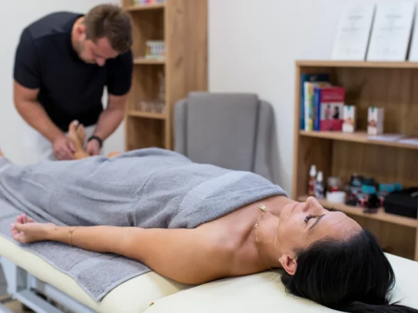 Klasická masáž vybranej časti tela aj s bankovaním alebo chiropraxia