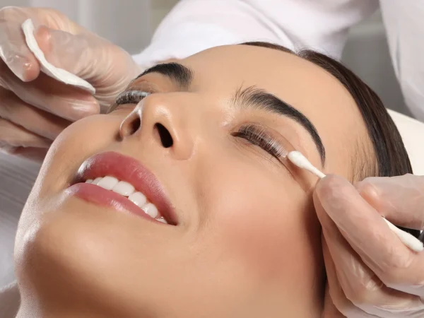 Lash lift & botox s úpravou a farbením obočia: prirodzené nadvihnutie a posilnenie mihalníc