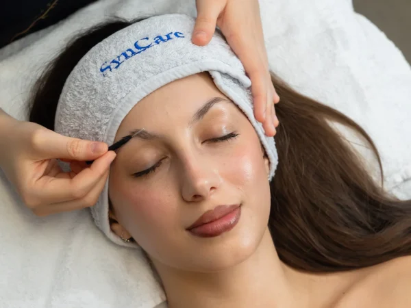 Laminácia obočia, lash lifting alebo úprava obočia pre výrazný pohľad