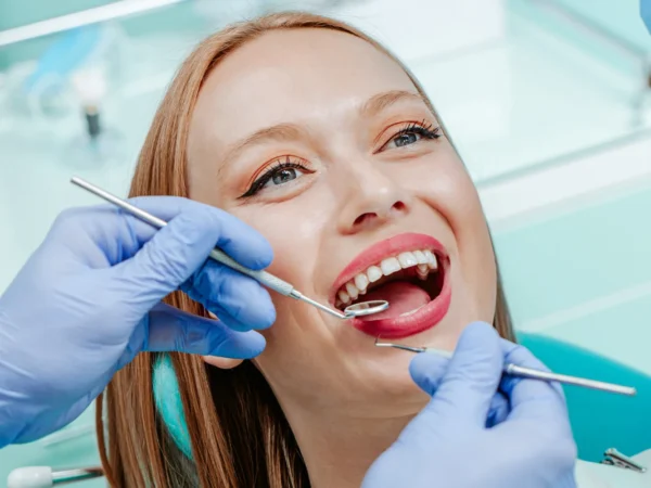 Dentálna hygiena s pieskovaním alebo bielenie zubov