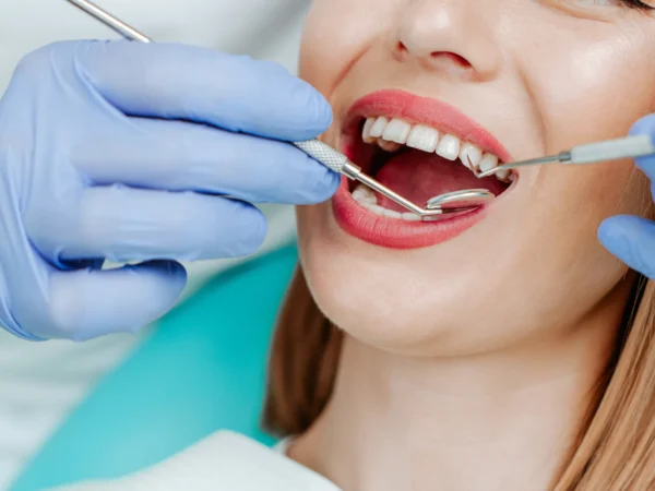 Dentálna hygiena s pieskovaním alebo bielenie zubov