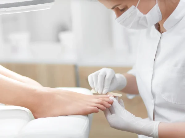 Medicínska kombinovaná pedikúra v útulnom štúdiu Medical Foot Care