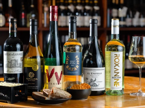 Exkluzívna degustácia so švajčiarskym syrom Raclette, slepá degustácia vín so someliérom alebo škola sabráže vo WINE EXPERT