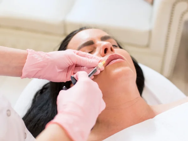 Kyselina hyalurónová: Zväčšenie pier, výplň vrások, tekutý lifting či rhinoplastika