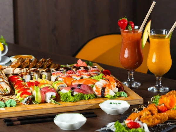 Dvojchodová sushi večera pre 2 osoby alebo zážitková sushi večera pre 4 až 6 osôb + nápoj a dezert pre každého