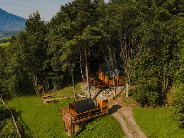 Kúsok raja v objatí oravskej prírody: unikátna kabína s panoramatickou saunou a vonkajšou krytou sprchou