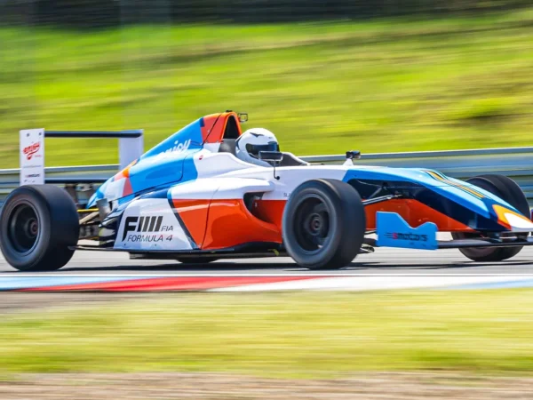 FORMULA F4 alebo ARIEL ATOM 3.5: Adrenalínová jazda až na 3 letiskách
