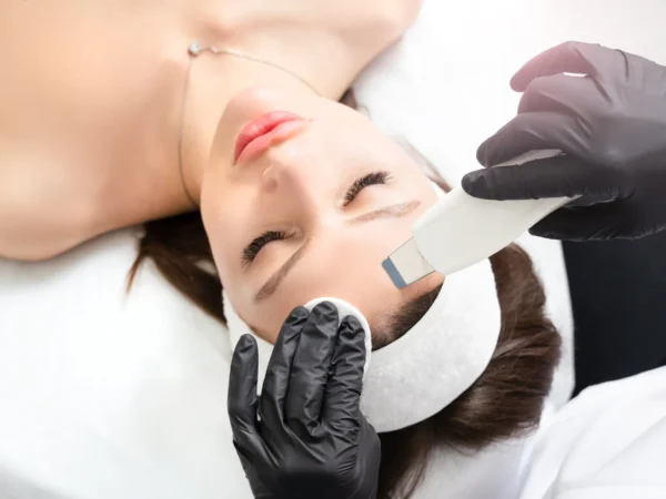 Zamatová pleť: čistenie, dermabrázia, rádiofrekvencia alebo hydratačná kúra