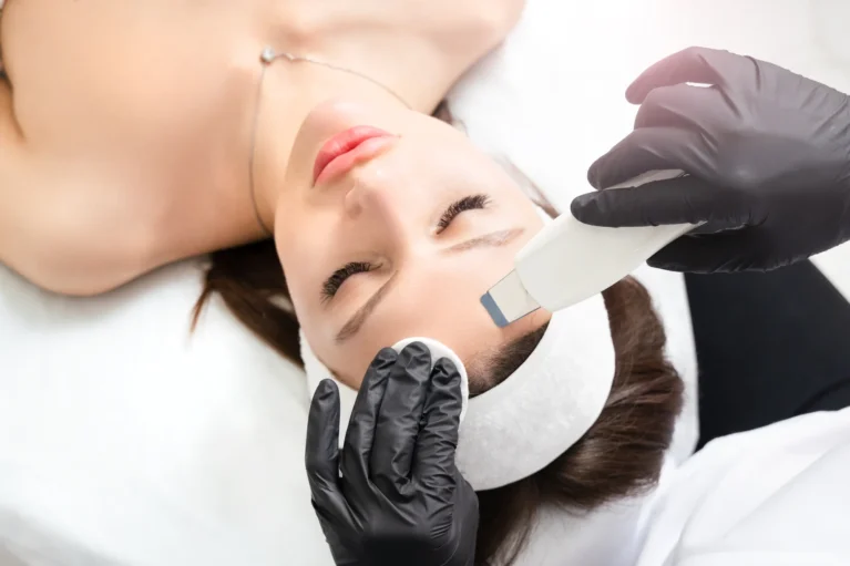 Zamatová pleť: čistenie, dermabrázia, rádiofrekvencia alebo hydratačná kúra