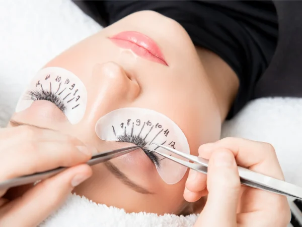 Laminácia obočia, lash lifting, nové mihalnice alebo masáž tváre