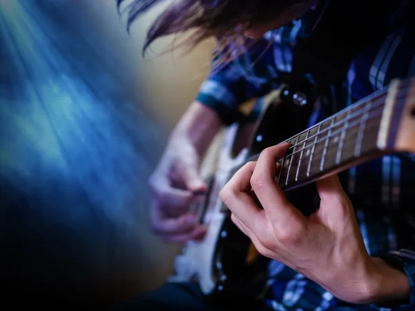 Výučba hry na hudobný nástroj: Gitara, ukulele, klavír, spev či bicie