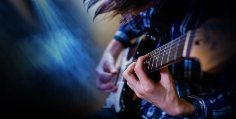 Výučba hry na hudobný nástroj: Gitara, ukulele, klavír, spev či bicie