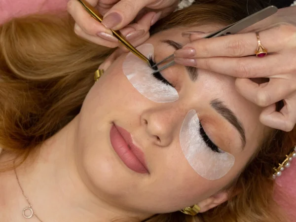 Krásne mihalnice a obočie: Lash lifting, laminácia, farbenie, volume alebo 2D-3D mihalnice