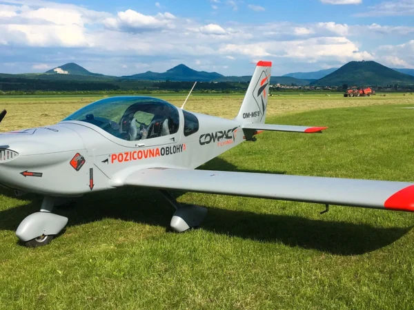 Let 2-miestnym lietadlom Viper SD4 s možnosťou pilotovania