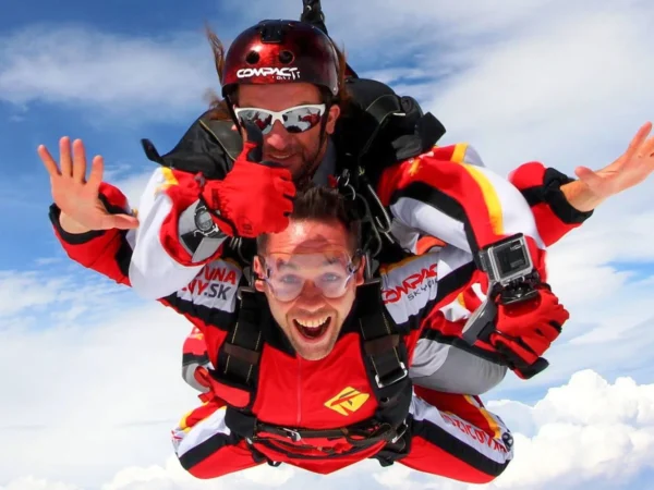 Nabite sa adrenalínom: tandemový alebo sólo zoskok z lietadla
