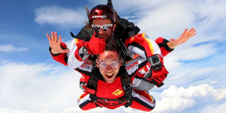 Nabite sa adrenalínom: tandemový alebo sólo zoskok z lietadla
