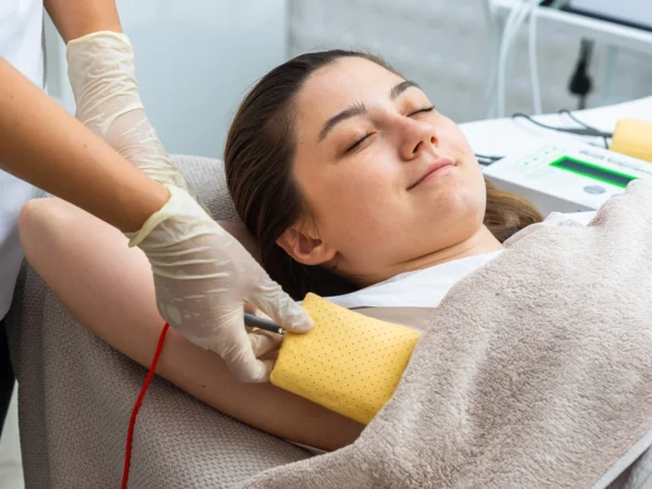 Zbavte sa potenia a zostaňte v suchu s Elektro-antiperspirantom!