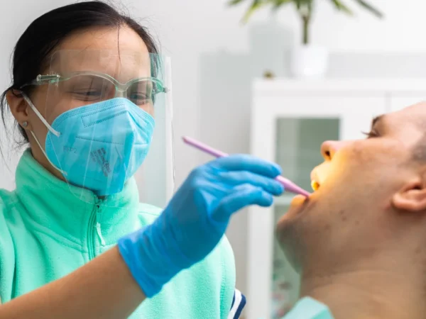 Ambulantné bielenie zubov aj s dentálnou hygienou v Dentleman