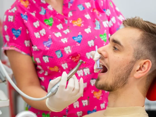 Dentálna hygiena s pieskovaním, bielenie zubov alebo ozónoterapia v 24Dental