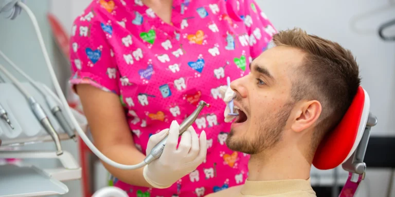 Dentálna hygiena s pieskovaním, bielenie zubov alebo ozónoterapia v 24Dental