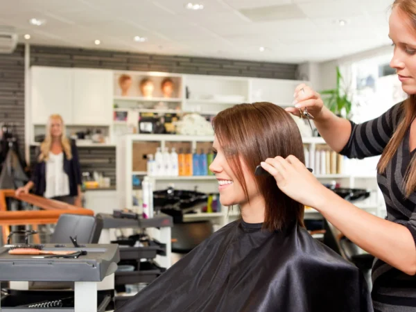 Strih pre dámy vrátane stylingu alebo účinná rekonštrukčná kúra