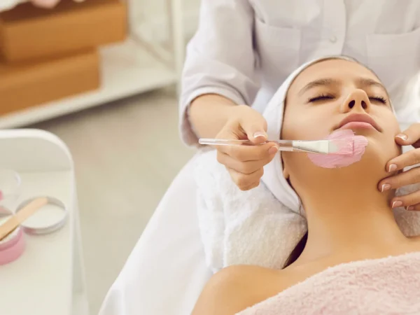 Kompletná starostlivosť a detox pleti s úpravou obočia