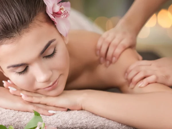 Saunovanie, uvoľňujúce masáže aj peeling so soľou z Mŕtveho mora