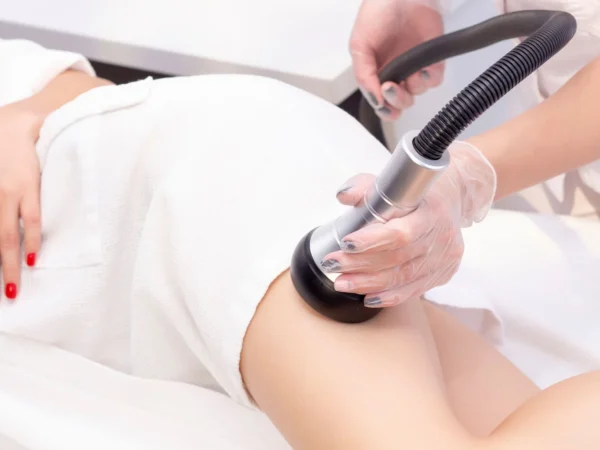 Ultrazvuková kavitácia a prístrojová lymfodrenáž pre dokonalé stehná a brucho
