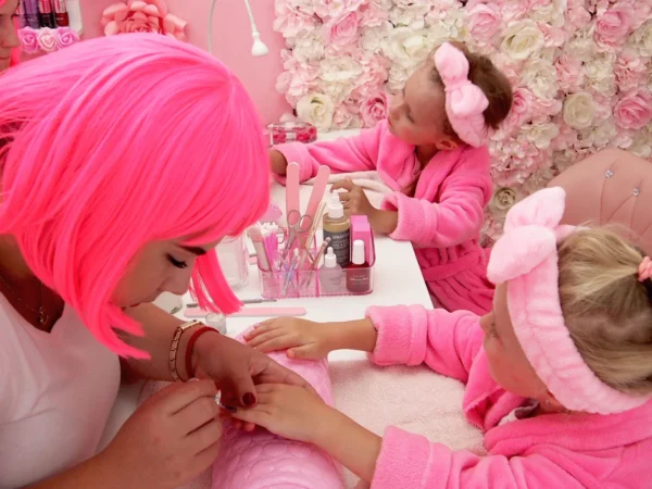 Pre malé parádnice: manikúra, pedikúra, pleťová maska, balík pre slečnu, aj balíky pre mamu a dcéru v Pink SPA
