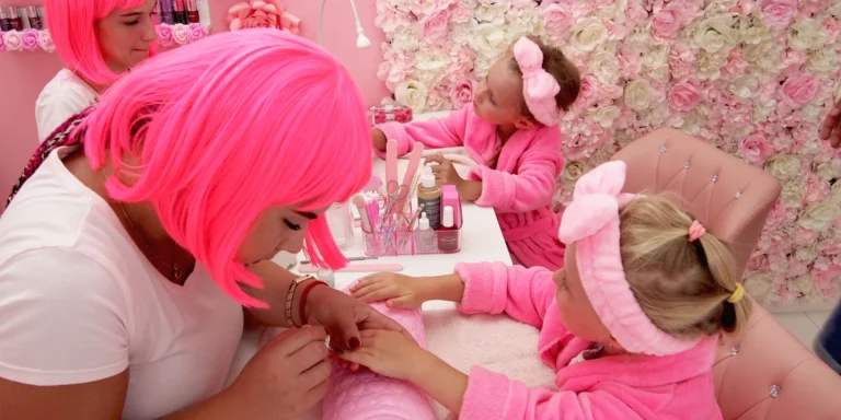 Pre malé parádnice: manikúra, pedikúra, pleťová maska, balík pre slečnu, aj balíky pre mamu a dcéru v Pink SPA