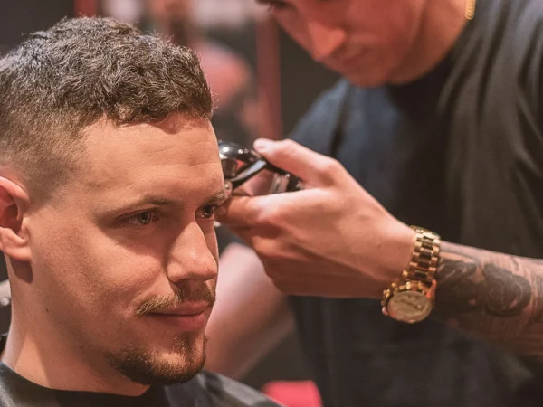 Pánsky strih a úprava brady u barbera v centre mesta