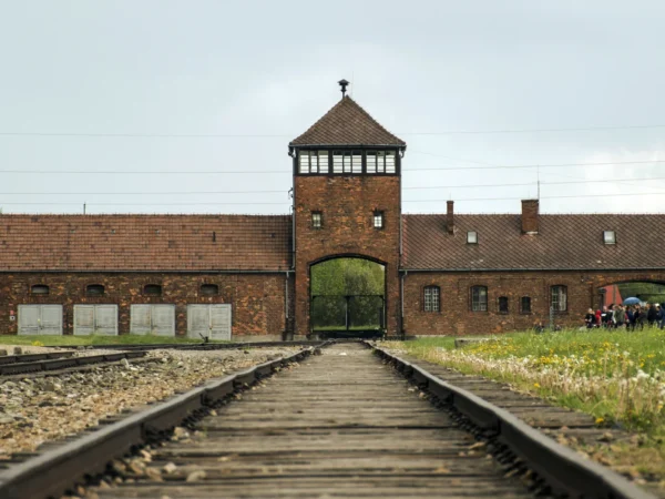 Čierna história dejín ľudstva – koncentračné tábory Osvienčim a Brezinka