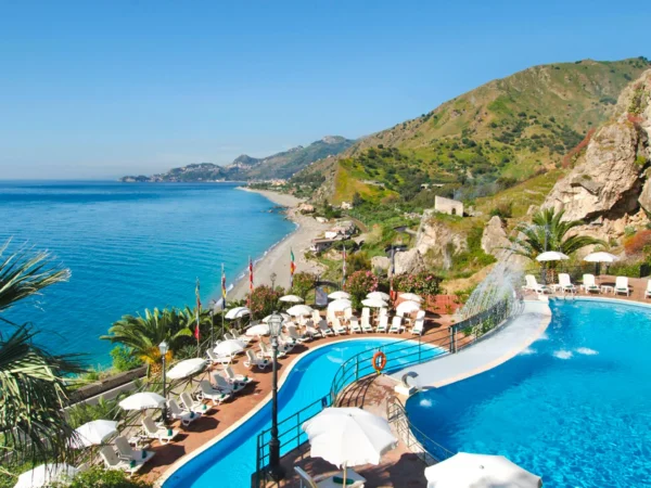 Dovolenka na Sicílii: hotel s raňajkami alebo polpenziou, bazény, v lete odvoz na pláž
