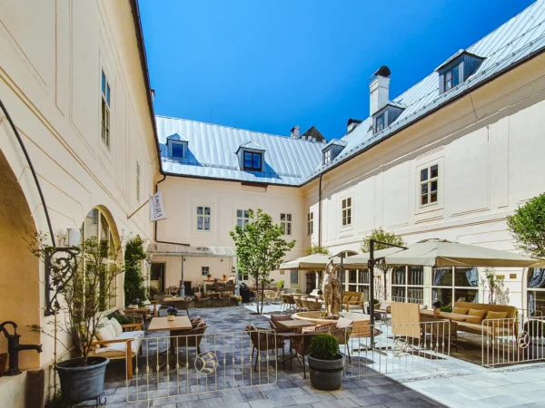 Honosné historické apartmány v centre malebnej Banskej Štiavnice: reštaurované fresky aj dizajnový nábytok