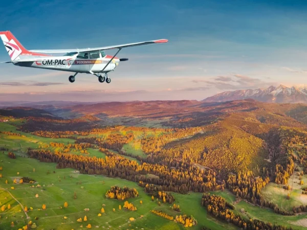 Let lietadlom CESSNA 182 ponad Tatry alebo Spiš pre 1 až 3 osoby s možnosťou pilotovania