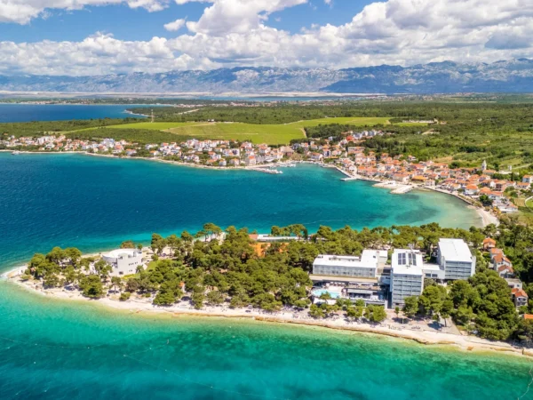4* hotel v Petrčane pri Zadare: hneď pri pláži, s raňajkami alebo polpenziou a neobmedzeným wellness