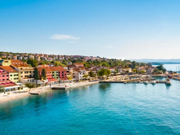 Dovolenka na chorvátskom Krku: 3* hotel pri pláži, raňajky aj polpenzia plus, animácie