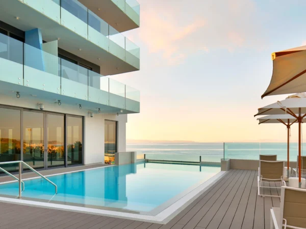 Chorvátsky Split: 4* hotel pri pláži, wellness, raňajky, plná penzia alebo polpenzia
