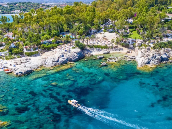 Sardínia: 4* rezort so stravou, bazény a spa, vrátane vstupu do prírodného parku Naturalistico Bellavista aj deti zdarma