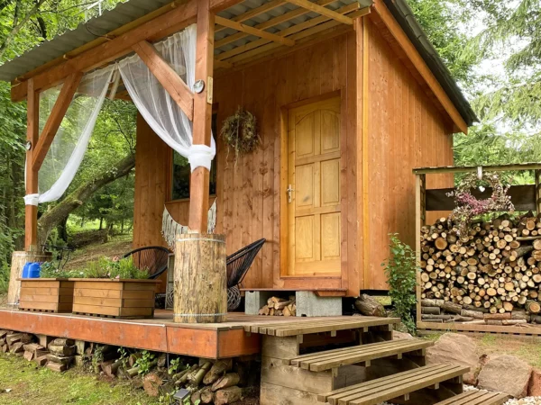 Tiny house v Podkrkonoší: útulný domček s možnosťou relaxu v saune a kúpacom sude