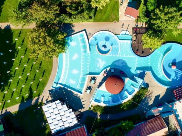 Elegantný wellness hotel s polpenziou a priamym prechodom do kúpeľov v každom počasí