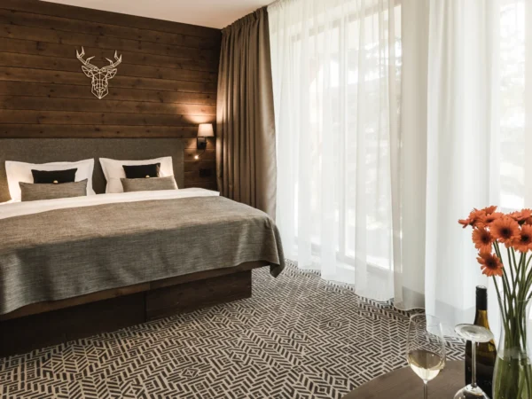 Štýlový rezort****, chalety a tiny houses: wellness a 2 deti do 11,99 r. zdarma