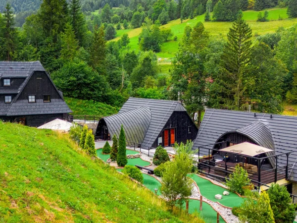 Pobyt v útulných dreveniciach s novým wellness, golfom a stravou v krásnom prostredí Zázrivej