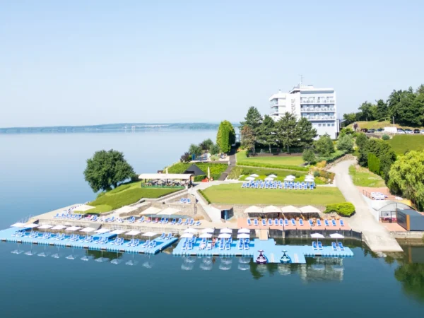Hotel so 4* na brehu Zemplínskej Šíravy s wellness, polpenziou aj neobmedzenou konzumáciou vína