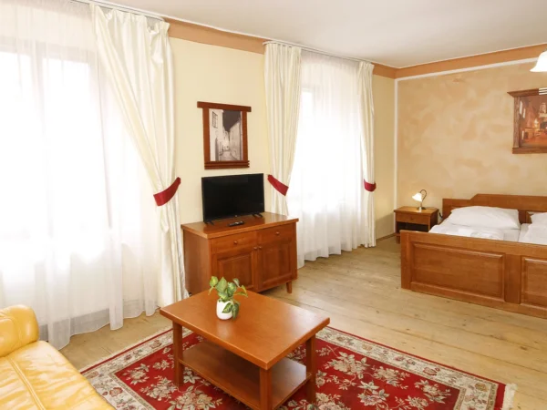 Pobyt v srdci Českého Krumlova s raňajkami a vínom: izba alebo apartmán až pre 5 osôb