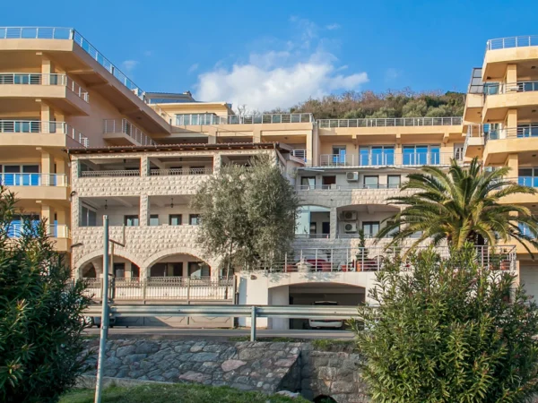 Čierna Hora – Sveti Stefan: plne vybavené apartmány až pre 6 osôb len kúsok od mora
