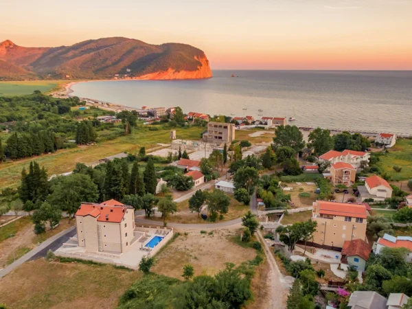 Luxusné apartmány v Petrovaci: vonkajší bazén, skvelá poloha kúsok od pláže