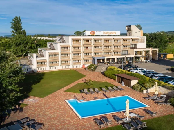 Rodinný hotel pri Balatone: wellness, moderné izby s terasou aj letný pobyt so vstupom na pláž